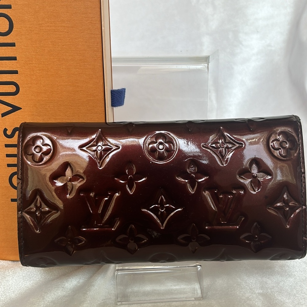 Louis Vuitton monogram vernis sara wallet. - Picture 2 of 16
